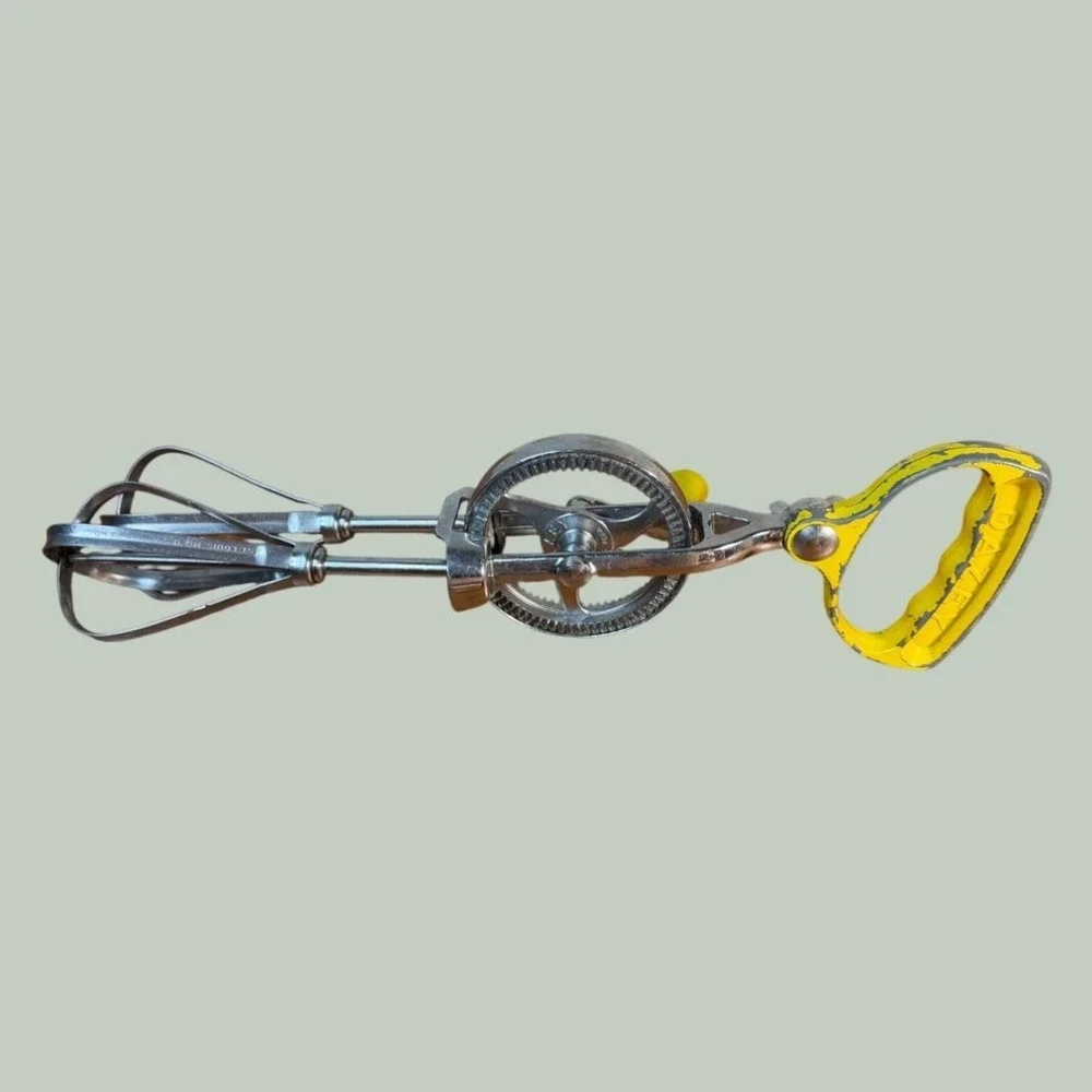Vintage Dazey Model 810 Hand Crank Egg Beater Yellow Handle St Louis MO Stainles